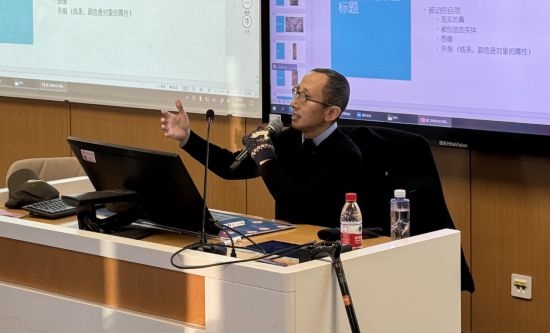 從去年秋天起，還在治療中的朱銳就堅(jiān)持給本科生開課。（受訪者供圖）