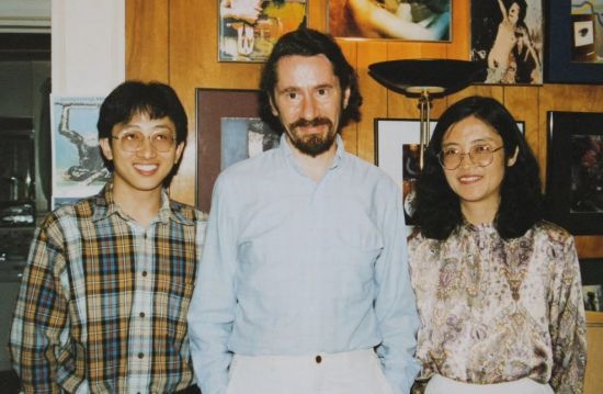 1992年，朱銳（左）赴美國(guó)杜蘭大學(xué)攻讀心靈哲學(xué)與認(rèn)知科學(xué)，師從心靈哲學(xué)和認(rèn)知科學(xué)家Radu Bogdan（中），右為朱銳師姐、北師大教授田平。