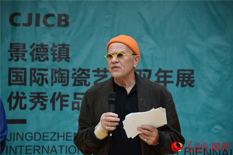 瑞典藝術(shù)家托比恩·卡爾斯博致辭。人民網(wǎng)記者 殷淼攝