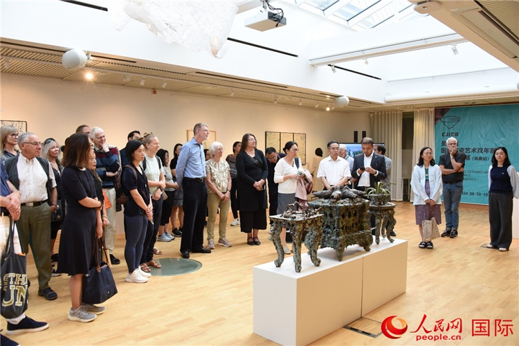 來賓參觀展覽作品。人民網(wǎng)記者 殷淼攝