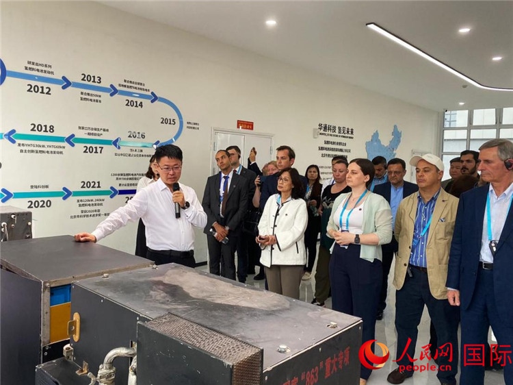 于民向駐華外交官和國際組織駐華代表介紹企業(yè)發(fā)展情況。人民網(wǎng) 宋歌攝