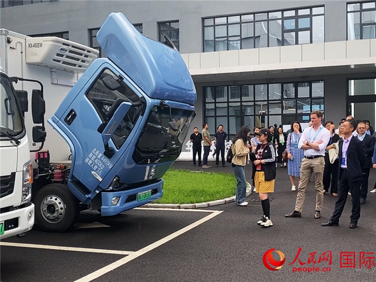 于民向駐華外交官和國際組織駐華代表介紹燃料電池車型。人民網(wǎng)記者 于洋攝