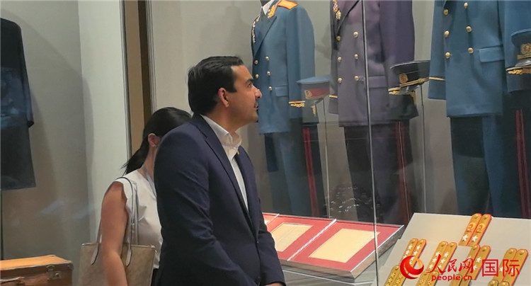 毛里求斯民議會(huì)議長阿德里安·夏爾·杜瓦爾參觀中國共產(chǎn)黨歷史展覽館。人民網(wǎng) 鐘文興攝