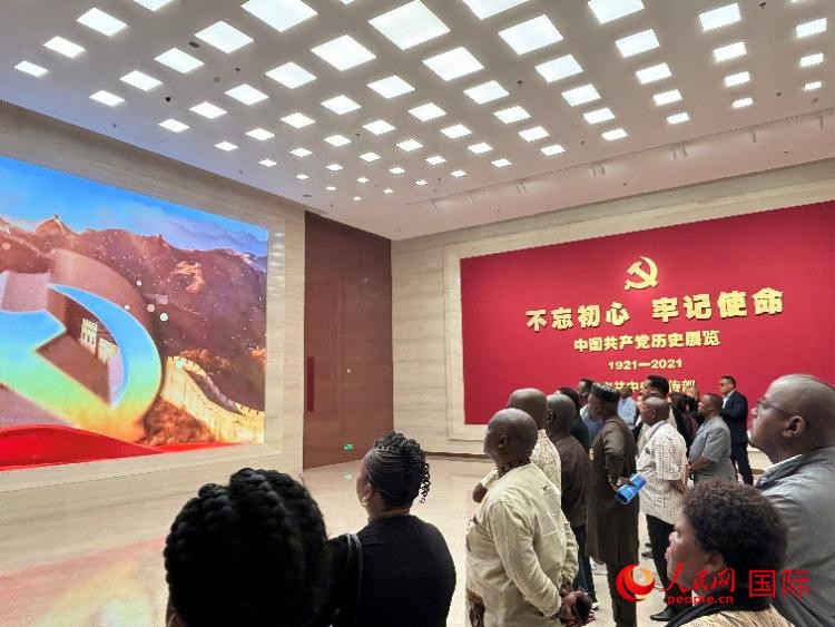 代表團(tuán)參觀“不忘初心 牢記使命”中國共產(chǎn)黨歷史展覽。人民網(wǎng) 曹欣悅攝