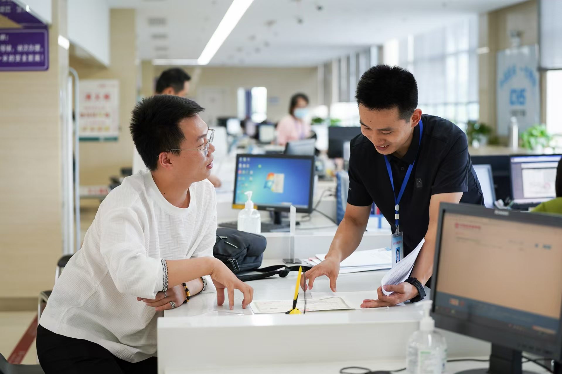 安徽省池州市市民在市政務(wù)服務(wù)大廳辦理業(yè)務(wù)。人民網(wǎng)記者 王銳攝
