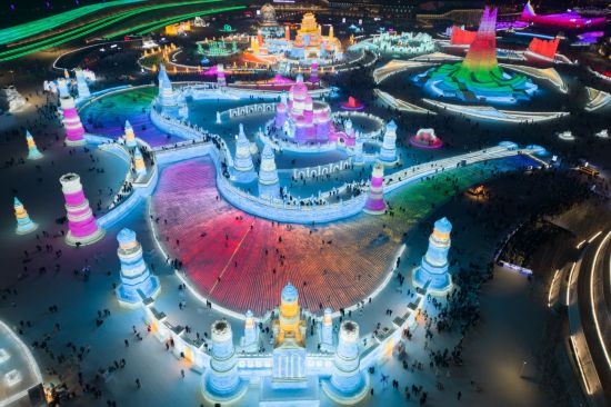 2024年1月1日，來(lái)自世界各地的游客在哈爾濱冰雪大世界園區(qū)內(nèi)游玩（無(wú)人機(jī)照片）。