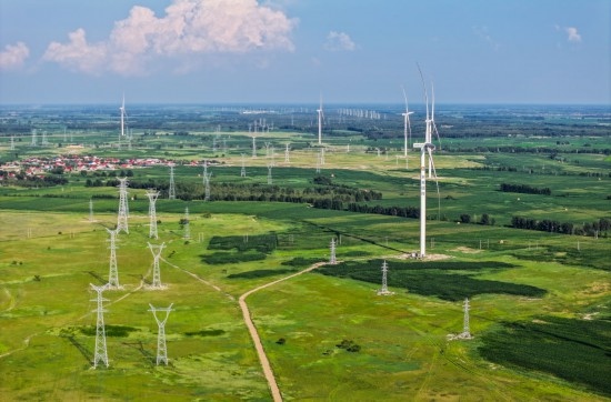 這是2024年7月19日拍攝的內(nèi)蒙古通遼238萬(wàn)千瓦風(fēng)電項(xiàng)目（無(wú)人機(jī)照片）。此項(xiàng)目每年可將75億千瓦時(shí)清潔電能經(jīng)扎魯特—青州±800（千伏）直流特高壓外送通道送至山東地區(qū)消納，相當(dāng)于滿足受端地區(qū)超過(guò)300萬(wàn)戶居民家庭用電需求，節(jié)約標(biāo)煤261萬(wàn)噸，減少二氧化碳排放634萬(wàn)噸。