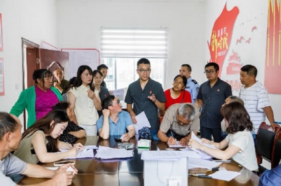 圖為2024年8月6日，重慶市奉節(jié)縣人民法院興隆人民法庭庭長費(fèi)明軍（中）在做調(diào)解工作。蹇懿 攝