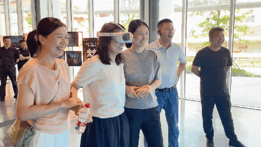 研學(xué)團成員正在用VR眼鏡體驗。人民網(wǎng) 王戰(zhàn)雄攝