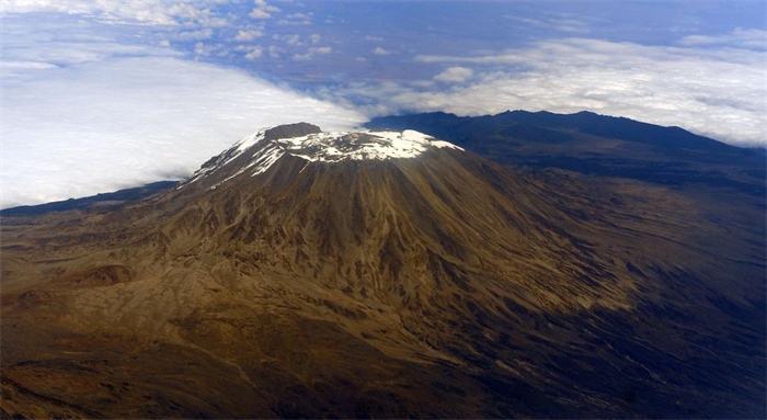 2012年8月3日，常被云霧環(huán)繞的乞力馬扎羅山云開霧散，雄姿一覽無余。新華社記者丁海濤攝