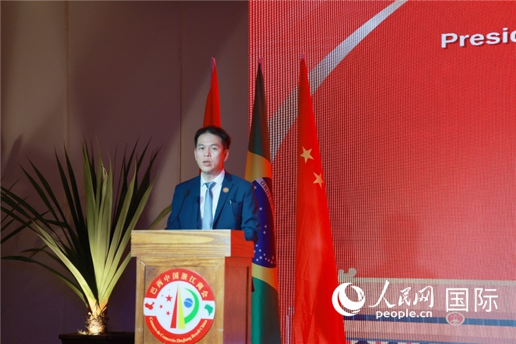 巴西中國(guó)浙江商會(huì)執(zhí)行會(huì)長(zhǎng)陳翔廣宣讀賀電。人民網(wǎng)記者 陳海琪攝