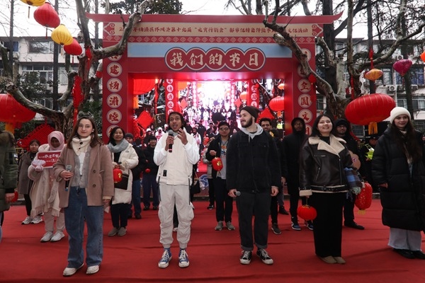 “熊貓叨叨”團(tuán)隊(duì)參加上海四平社區(qū)“元宵行街會(huì)”。