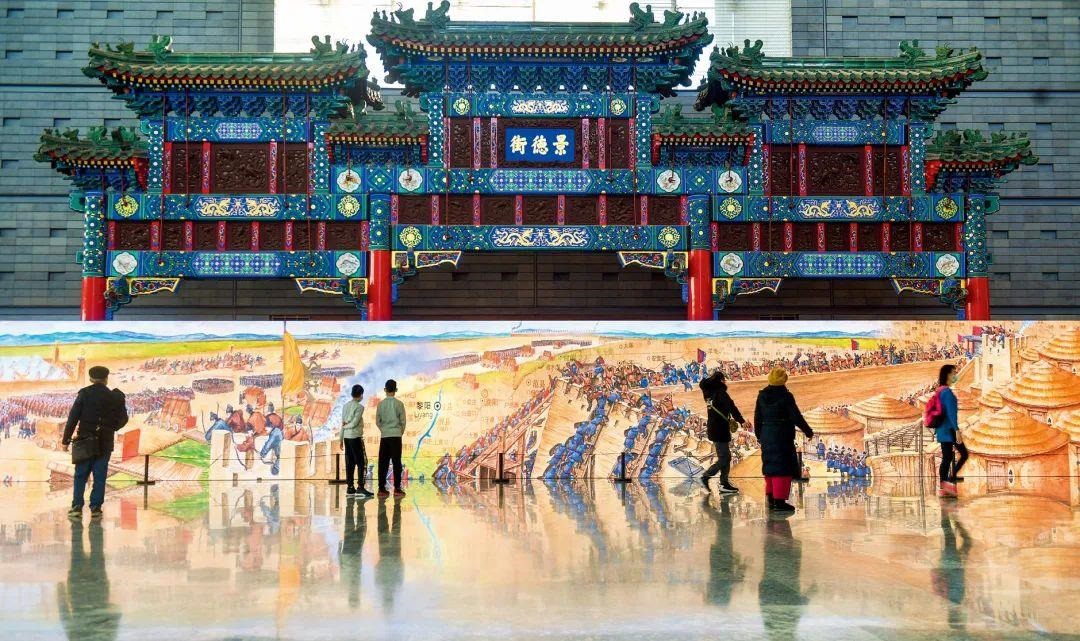 △2022年1月，觀眾在首都博物館參觀“穿越時空的大運河”數(shù)字影像展。
