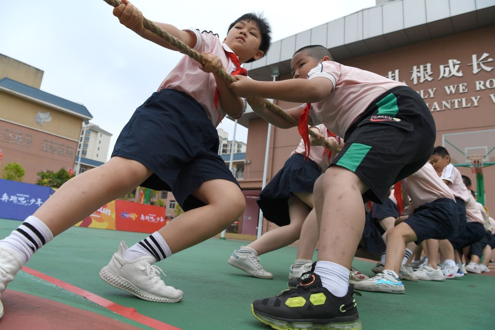 廣西南寧市玉蘭路小學的孩子們在進行拔河比賽（2021年5月31日攝）。新華社記者 周華 攝