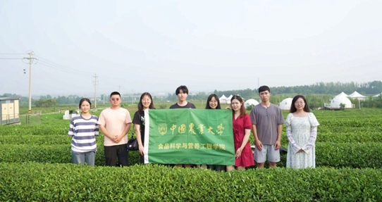 在山東日照，中國(guó)農(nóng)業(yè)大學(xué)食品學(xué)院實(shí)踐團(tuán)就農(nóng)業(yè)生產(chǎn)智能化設(shè)備、肥料選用等問題開展實(shí)地調(diào)研，并面向300余名村民陸續(xù)開展4次科普宣講。校方供圖