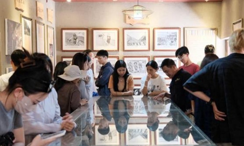 同學們觀摩文旅設(shè)計。校方供圖