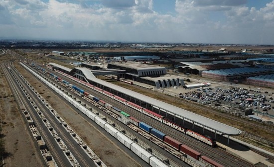 這是2023年9月在肯尼亞首都內(nèi)羅畢拍攝的蒙內(nèi)鐵路內(nèi)羅畢站（無人機(jī)照片）。新華社記者 韓旭 攝