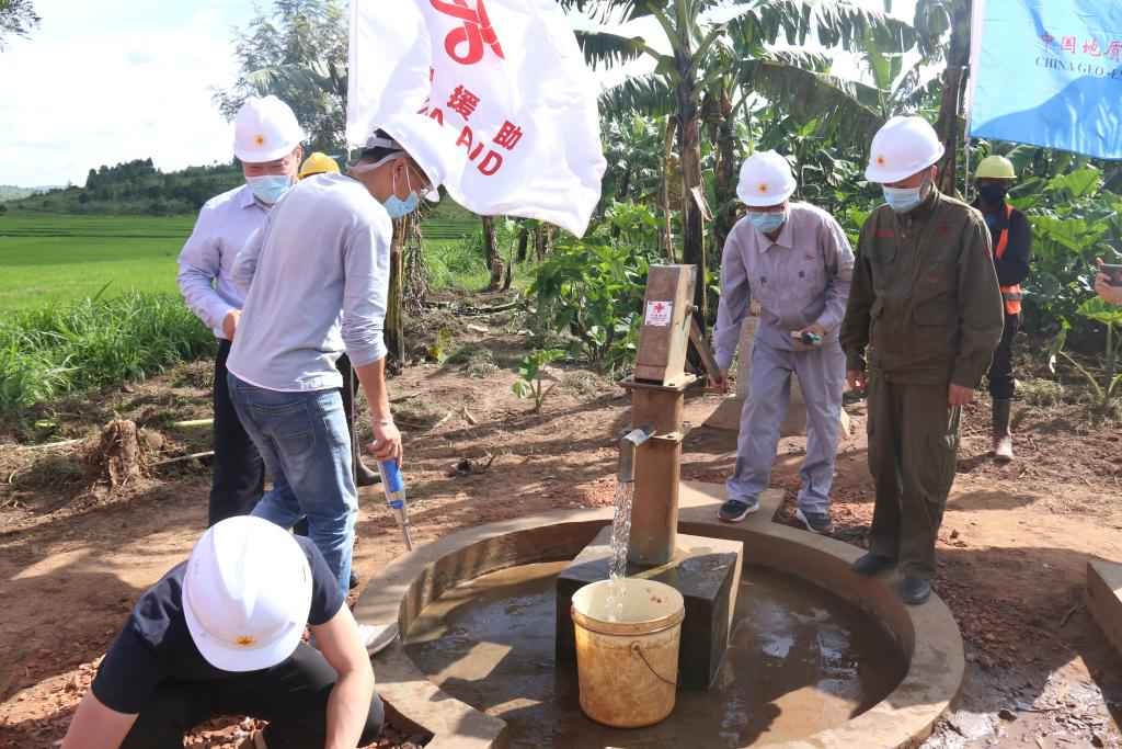 2022年4月11日，在盧旺達(dá)東方省加齊博區(qū)穆拉姆比，工作人員檢查一口中國(guó)援建的水井。新華社發(fā)