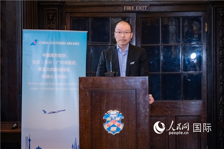 圖為中國南方航空倫敦營業(yè)部總經(jīng)理陳珂致辭。人民網(wǎng) 郭錦標攝