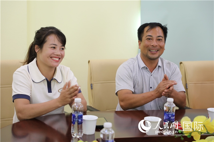 越南沙巴市黃連寄宿制民族小學老師阮氏秋姮、阮文享。人民網(wǎng)記者簡承淵攝