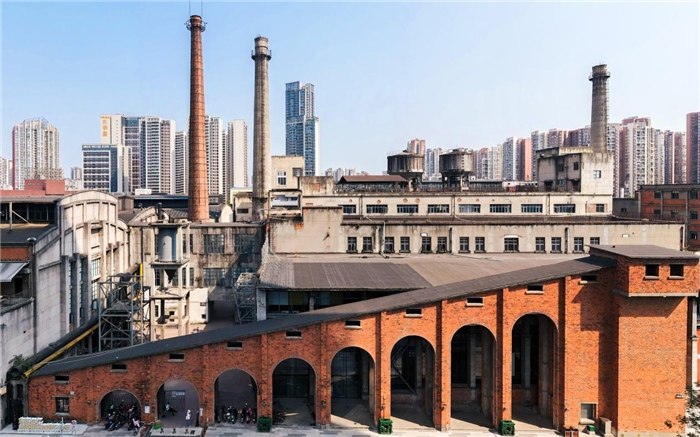 在原成都國營紅光電子管廠舊址上改建而成的東郊記憶園區(qū)南大門。大門既保留了老工業(yè)區(qū)的風(fēng)貌，又融入了現(xiàn)代審美和創(chuàng)意，成為了園區(qū)一大亮點。資料圖片