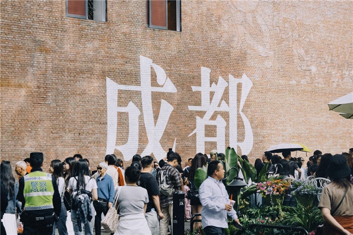 東郊記憶園區(qū)“成都墻”以巨大的“成都”字樣和獨特的藝術(shù)設(shè)計成為園區(qū)的網(wǎng)紅打卡地，吸引了眾多游客和市民前來參觀。資料圖片