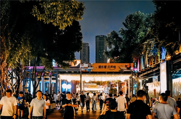 夜幕下的東郊記憶園區(qū)人流如織，熱度不減。資料圖片