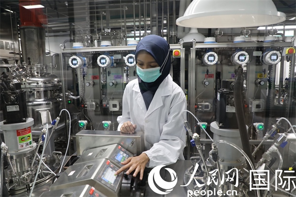 中國—印尼新能源材料與冶金工程技術(shù)聯(lián)合研究實驗室內(nèi)，研究人員正在工作。人民網(wǎng)記者曹師韻攝
