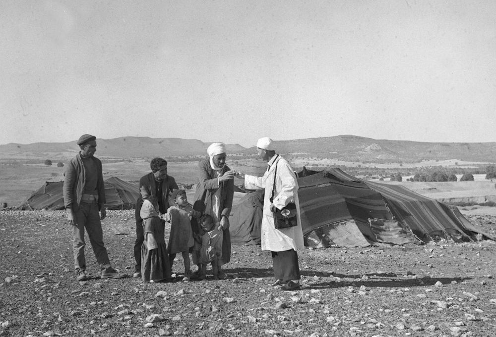 1965年，一名中國援阿爾及利亞醫(yī)療隊(duì)醫(yī)生（右一）在阿爾及利亞賽伊達(dá)省為牧民診治。
