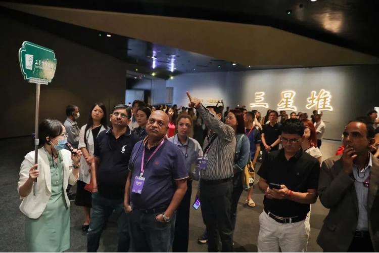 8月31日，亞洲媒體考察團參訪三星堆博物館。《中國經(jīng)濟周刊》記者肖翊攝