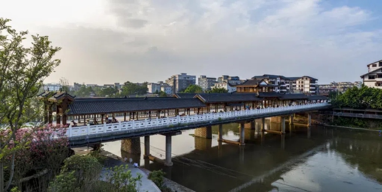 樂山蘇稽古鎮(zhèn)廊橋。樂山市委宣傳部供圖