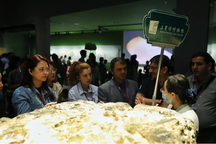 8月31日，亞洲媒體考察團參訪三星堆博物館。左一為馬來西亞《星報》首席商務(wù)官莉迪婭·王?！吨袊?jīng)濟周刊》記者肖翊攝
