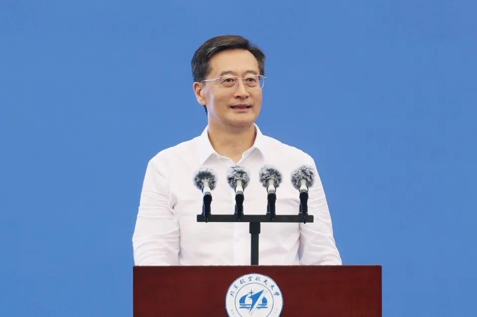 中國工程院院士、北京航空航天大學(xué)校長王云鵬在2024級新生開學(xué)典禮上講話。校方供圖