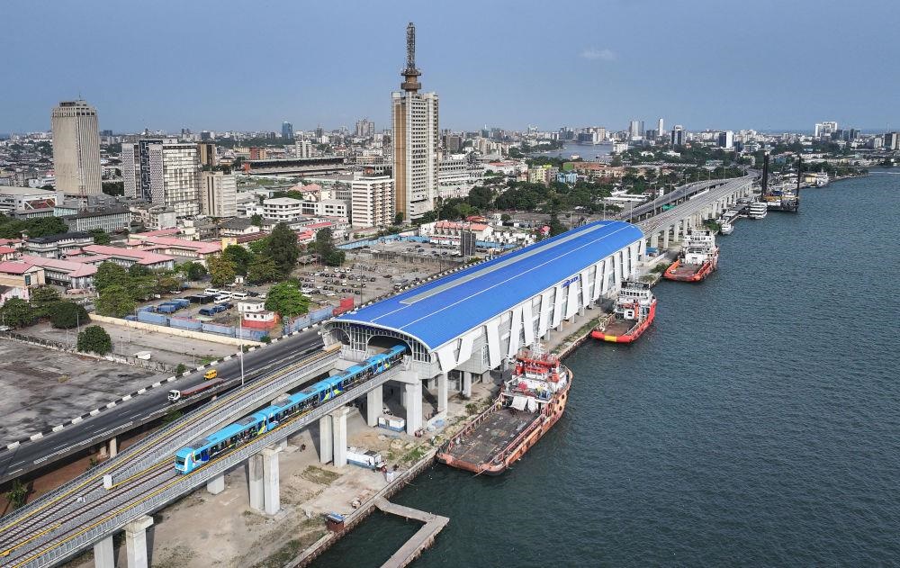 △2024年3月，在尼日利亞拉各斯，一列輕軌藍(lán)線列車駛?cè)氪a頭站。拉各斯輕軌藍(lán)線是西非地區(qū)首條由中國(guó)企業(yè)自主設(shè)計(jì)、建造、施工、運(yùn)營(yíng)的電氣化城市軌道交通項(xiàng)目。