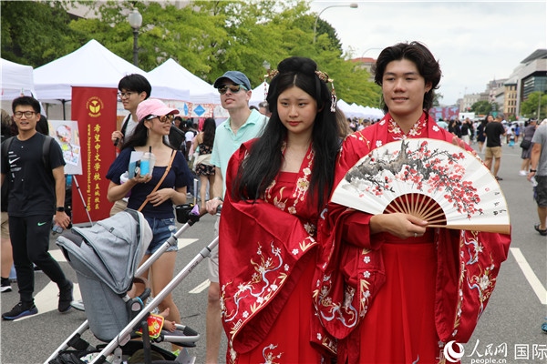 5、當(dāng)?shù)厝A僑華人身穿漢服參加文化節(jié)。 人民網(wǎng)記者 李志偉攝
