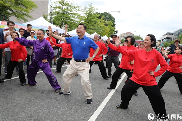 6、在活動(dòng)現(xiàn)場，謝鋒大使與華僑華人一起打太極拳。 人民網(wǎng)記者 李志偉攝