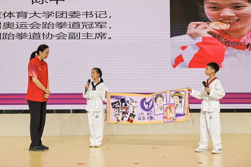 兩位學生小記者對話陳中老師。學校供圖