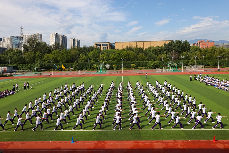 高一學生在開學典禮中表演軍體拳。學校供圖