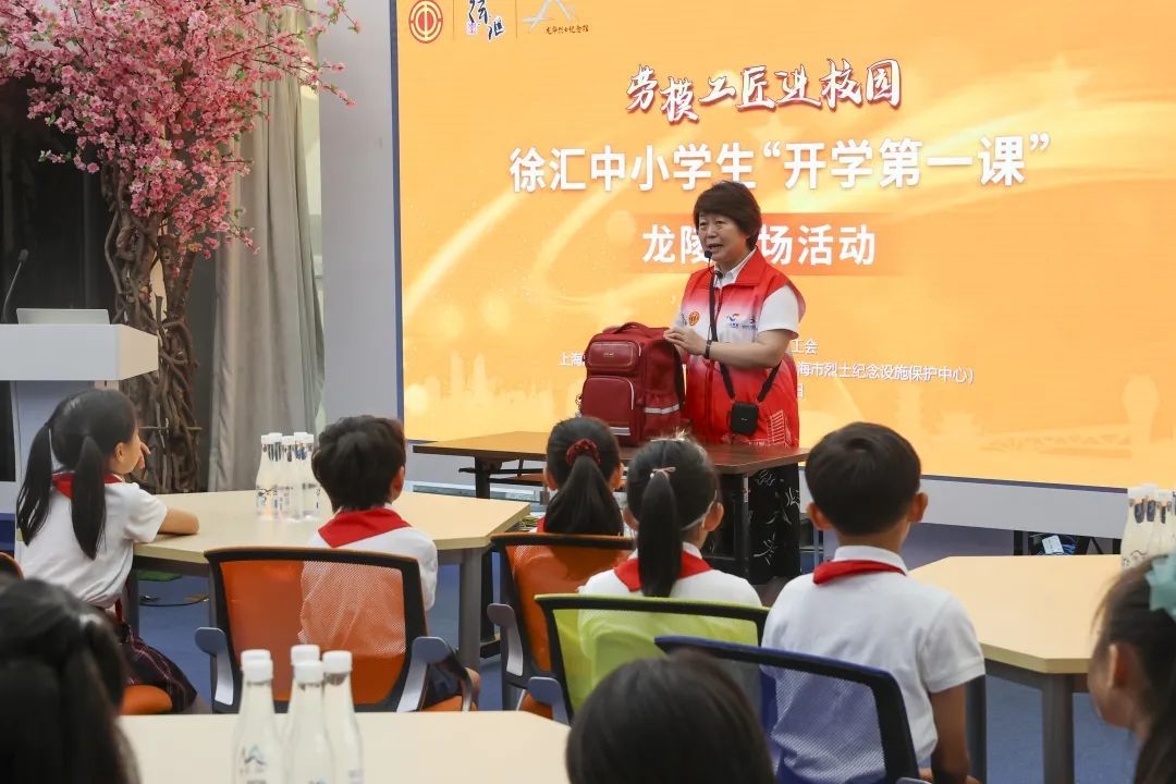 勞模工匠現(xiàn)場向同學(xué)們傳授勞動技能。徐匯區(qū)總工會供圖