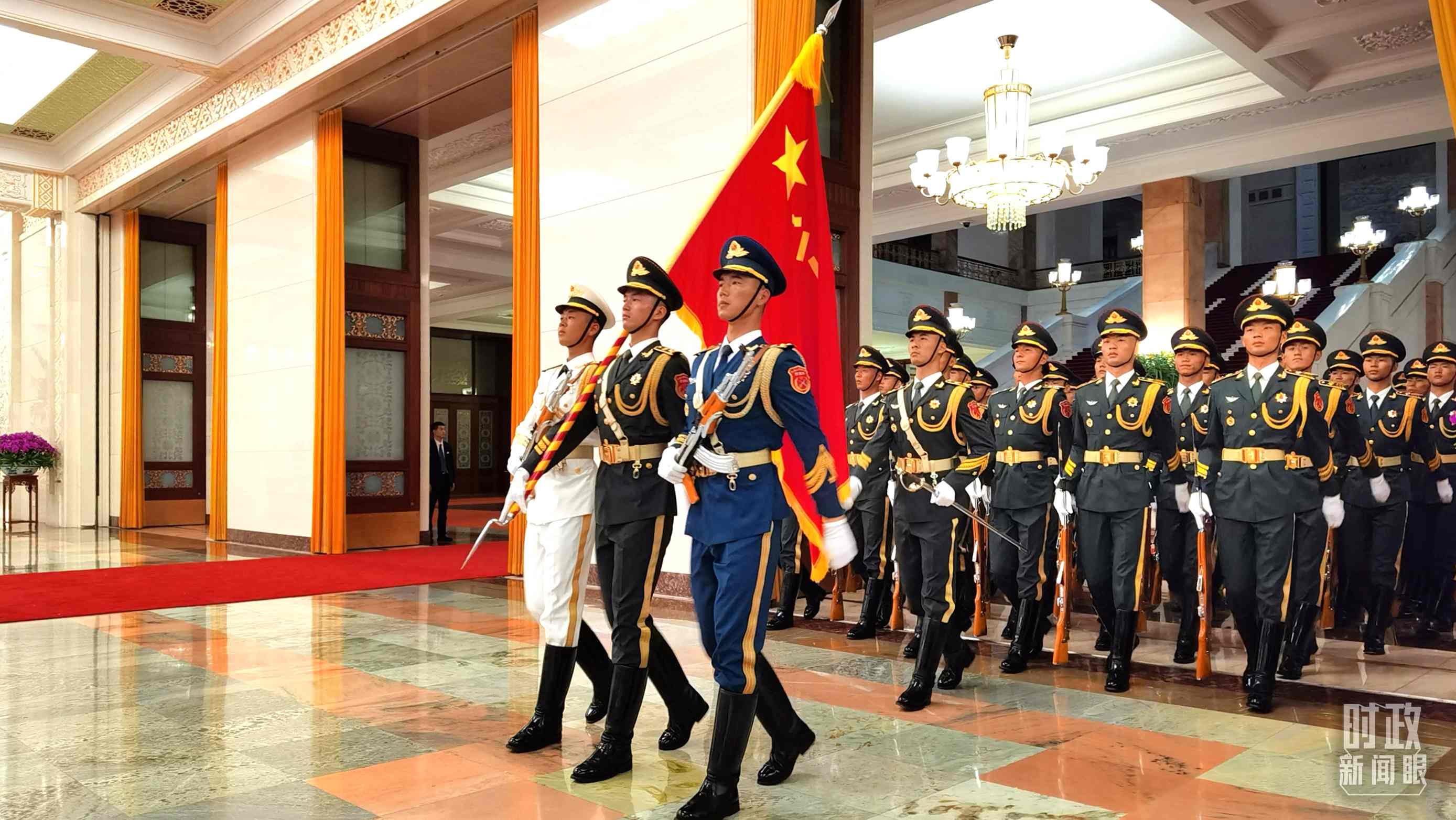△9月2日，習(xí)主席在人民大會(huì)堂北大廳為拉馬福薩總統(tǒng)舉行歡迎儀式。（總臺(tái)央視記者郭鴻拍攝）