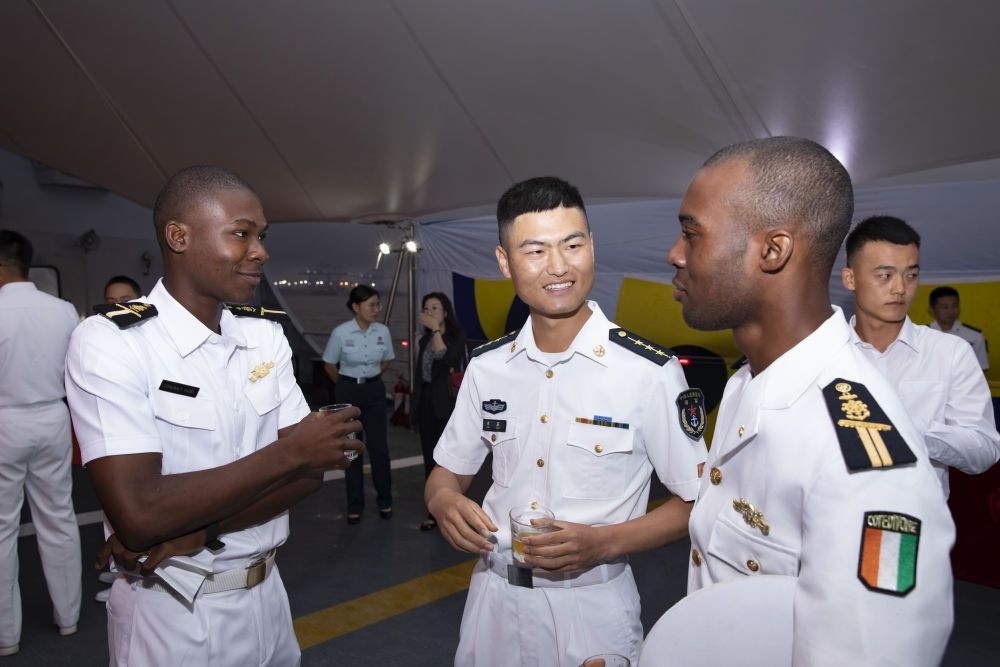 2023年6月25日，中國(guó)和科特迪瓦雙方官兵在南寧艦舉辦的甲板招待會(huì)上交流。中國(guó)海軍第43批護(hù)航編隊(duì)22日抵達(dá)科特迪瓦經(jīng)濟(jì)首都阿比讓，開(kāi)始對(duì)科特迪瓦為期4天的友好訪問(wèn)。