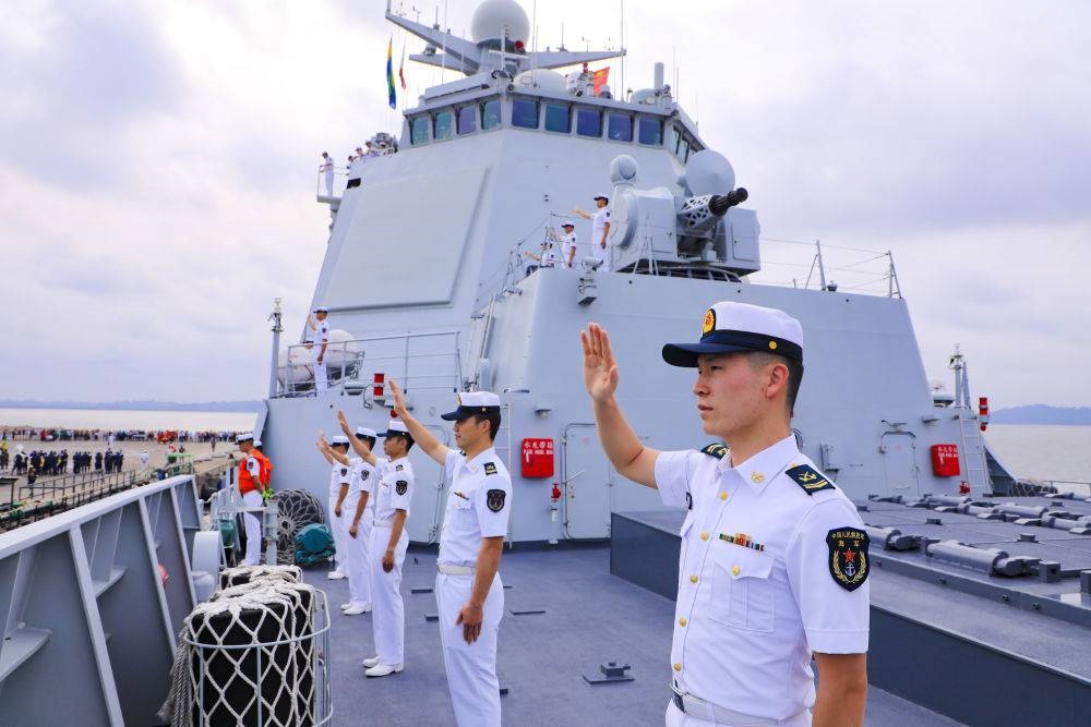 2023年7月8日，中國(guó)海軍第43批護(hù)航編隊(duì)官兵向加蓬利伯維爾奧文多港碼頭的歡迎人群揮手致意。中國(guó)海軍第43批護(hù)航編隊(duì)抵達(dá)加蓬利伯維爾，開(kāi)始對(duì)加蓬進(jìn)行為期4天的友好訪問(wèn)。