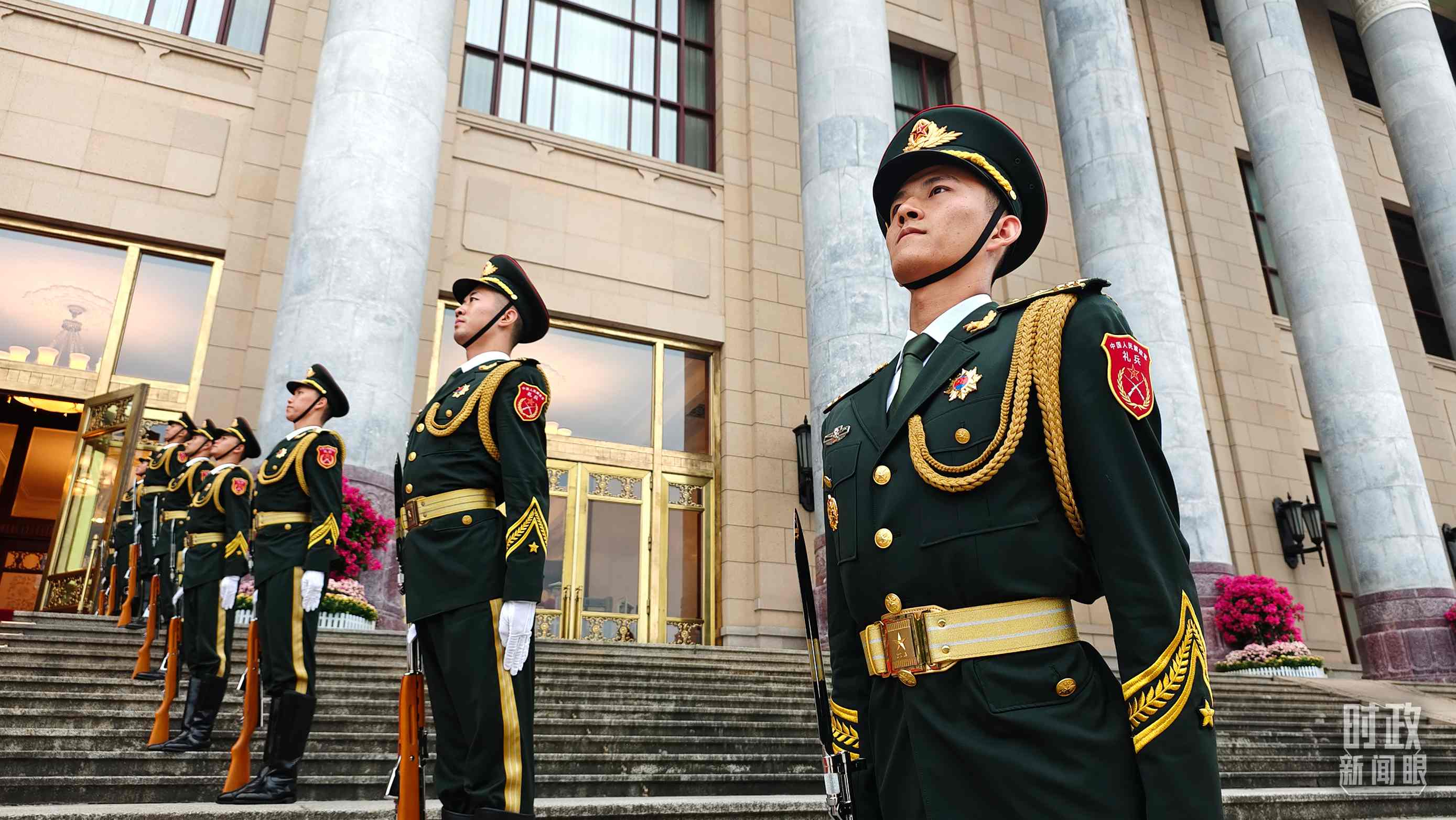  △人民大會(huì)堂外，禮兵列隊(duì)歡迎外國(guó)領(lǐng)導(dǎo)人。（總臺(tái)央視記者韓銳拍攝）