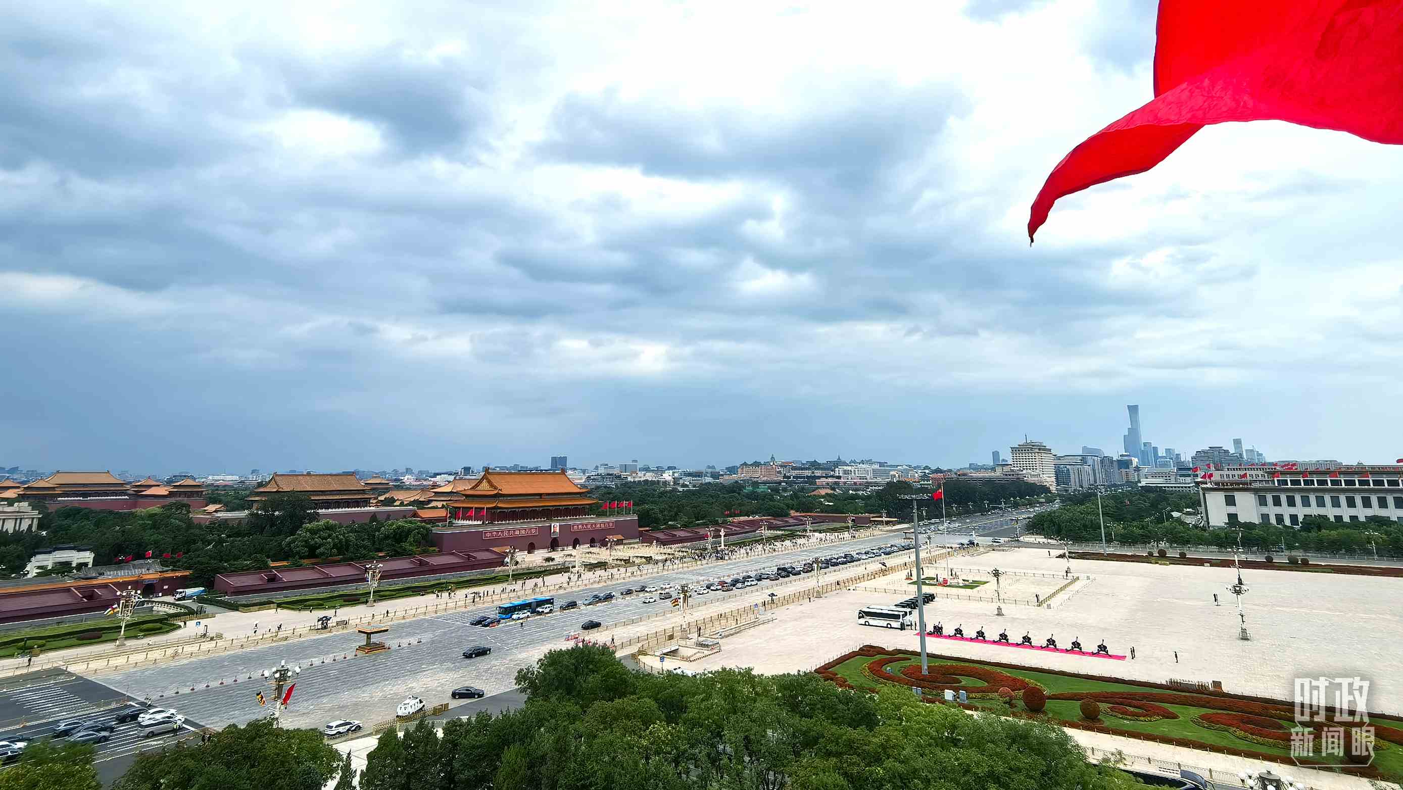 △北京長(zhǎng)安街兩側(cè)懸掛中非合作論壇成員旗幟。（總臺(tái)央視記者張垚拍攝）