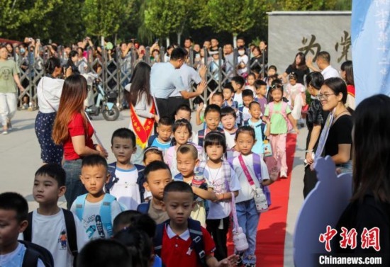 9月1日起，河北省衡水市各中小學陸續(xù)開學。9月4日，2024級小學一年級新生集中入學，為迎接新同學，各學校開展了豐富多彩的活動。 據(jù)衡水市教育局介紹，今年衡水市746所中小學共迎來75.1萬名新生。其中，全市550所小學迎來新生34.46萬名。圖為衡水市第十二中學小學部的一年級新生走紅毯。陳康 攝
