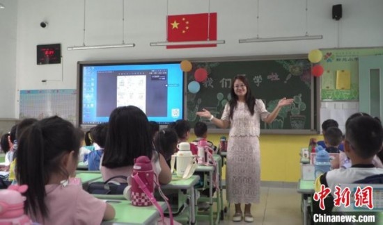 圖為衡水市新苑小學，老師正在給學生講開學第一課的內(nèi)容。王天祥 攝
