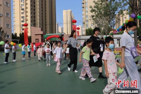 圖為衡水市新苑小學，小學一年級新生佩戴“夢想徽章”后，步入校園 。王天祥 攝