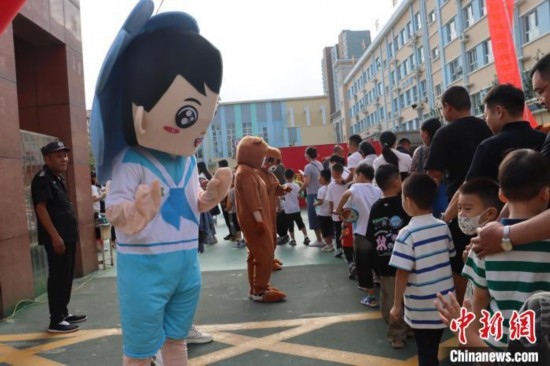 圖為衡水市新苑小學，老師穿上玩偶服裝歡迎新生入學。王天祥 攝