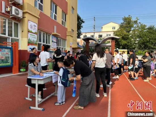 圖為衡水市康復街小學，正在簽到的小學生。徐鵬璐 攝