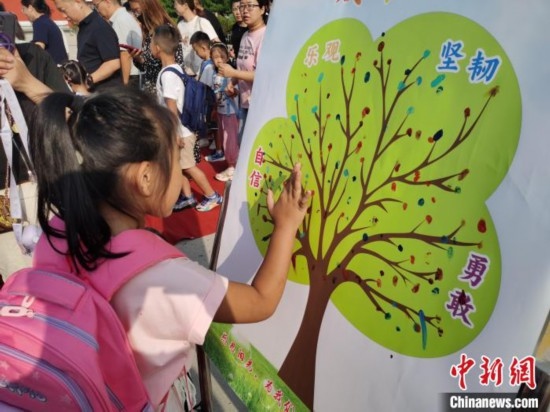 圖為衡水市利民路小學，孩子們在成長樹的“好習慣”樹枝上按手印做出承諾。張松 攝